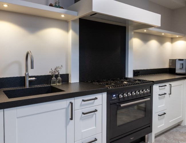 Woonkeuken met Absolute Black Antico graniet - door Van Houts