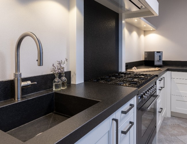 Keuken en wasbakken in graniet - door Van Houts